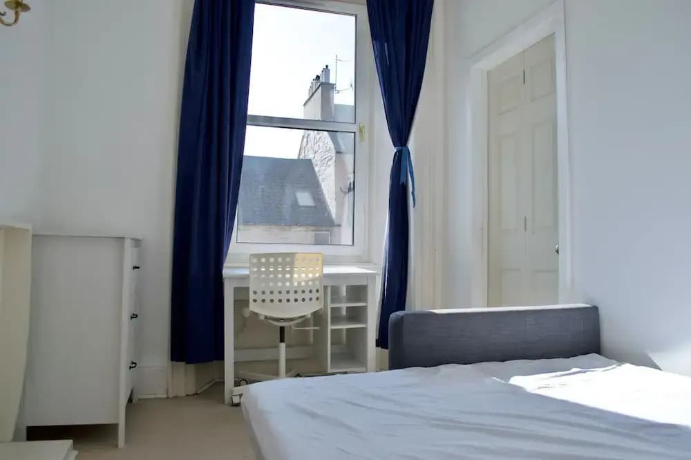 2 Bedroom Flat In Central Edinburgh - photo 4