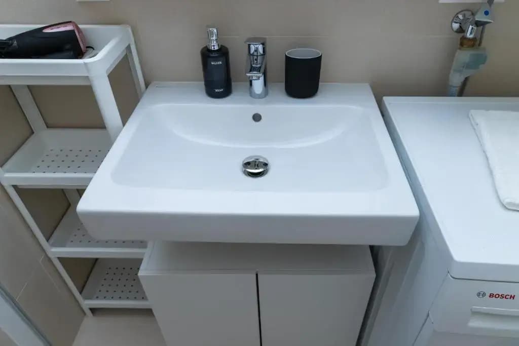 Maureen Lovely 2 Bedroom Unit with Community Pool - photo 7
