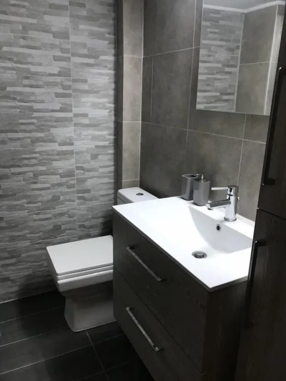 Renovated minimal aptm next to metro - photo 7