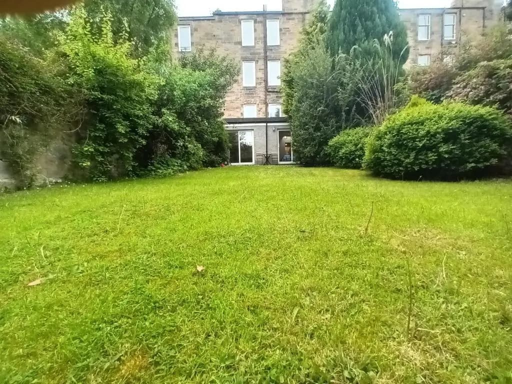 Central Modern Apartment with Free Parking And Private Garden - photo 10
