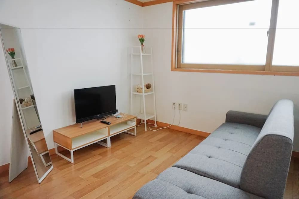 Hongdae One House Quad Room - photo 11