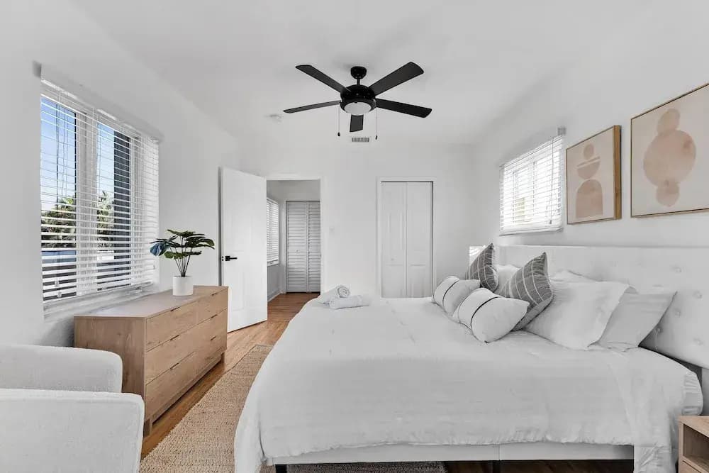 Stylish & Modern 4BD Home - photo 20