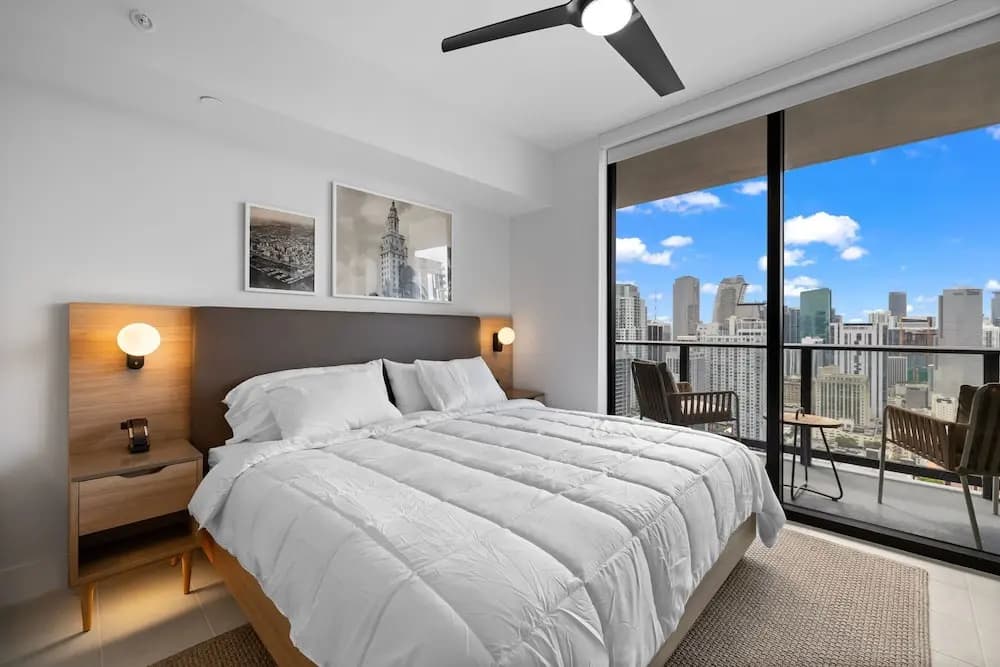 Elegant Studio with Panoramic City Views - photo 6