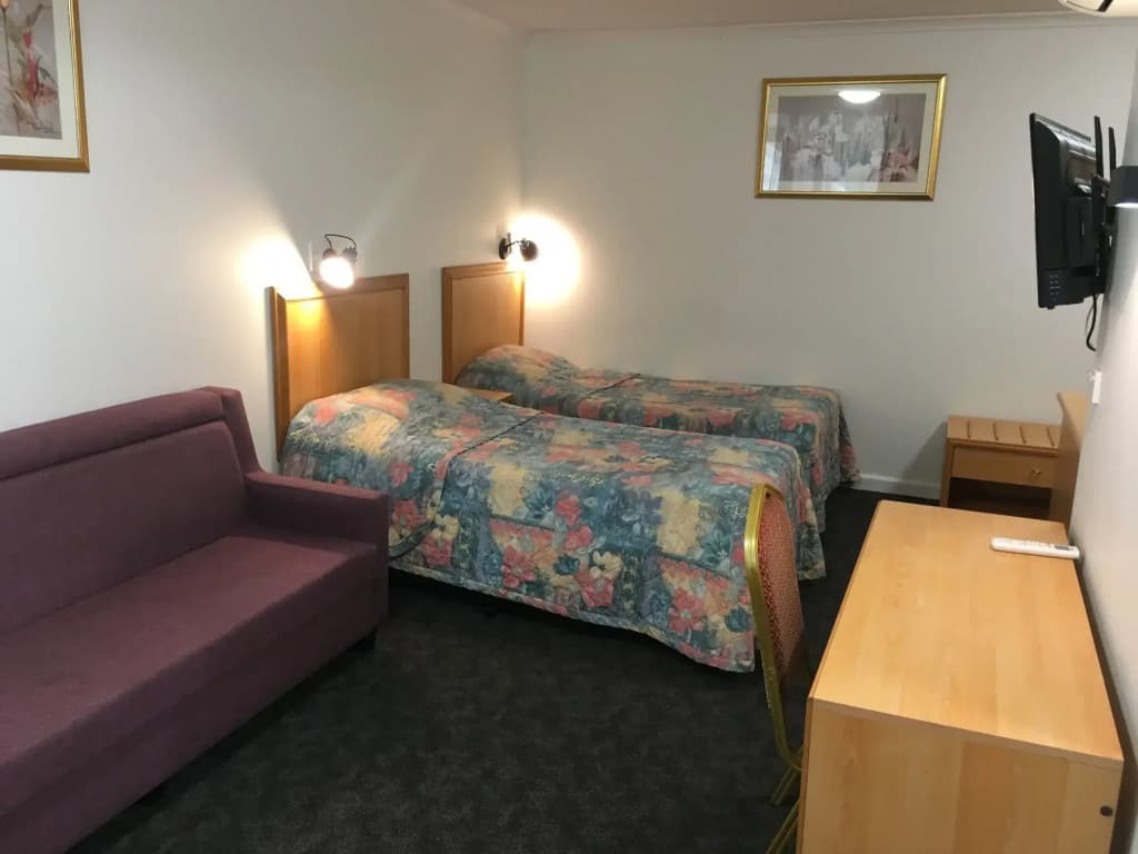 Edgecliff Lodge Motel - photo 6