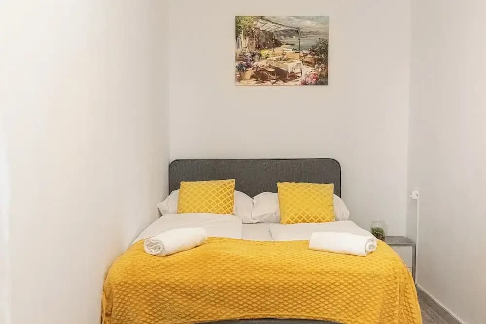 Elegant 3BR Apt Steps from Hauptbahnhof - photo 2