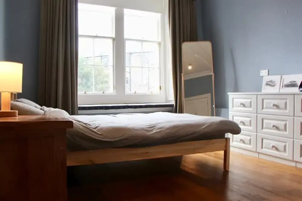 Large 3 Bedroom Apartment in Canonmills - photo 5