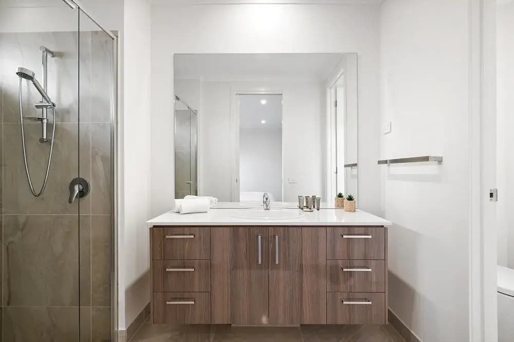 Spacious 5-bed Home in Peaceful Point Cook - photo 15