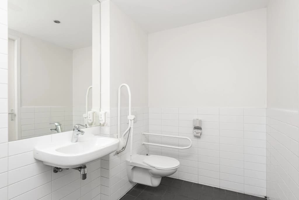 easyHotel Amsterdam City Centre South - photo 8