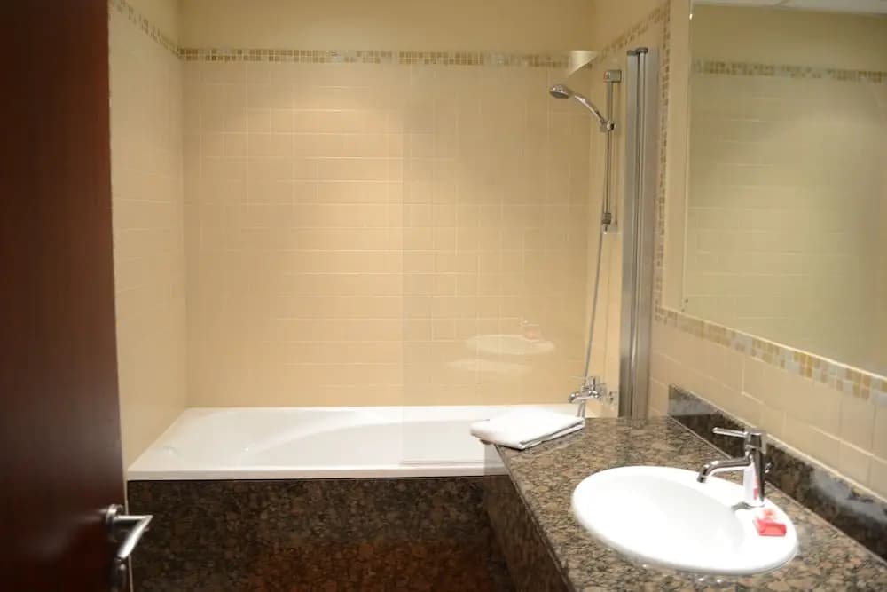 Large 1 Bed - Affordable fully furnished 1BR with balcony and a great marina view! - LSE - photo 7