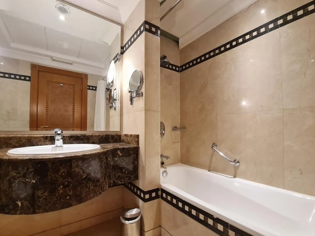 Corniche Hotel Sharjah - photo 9