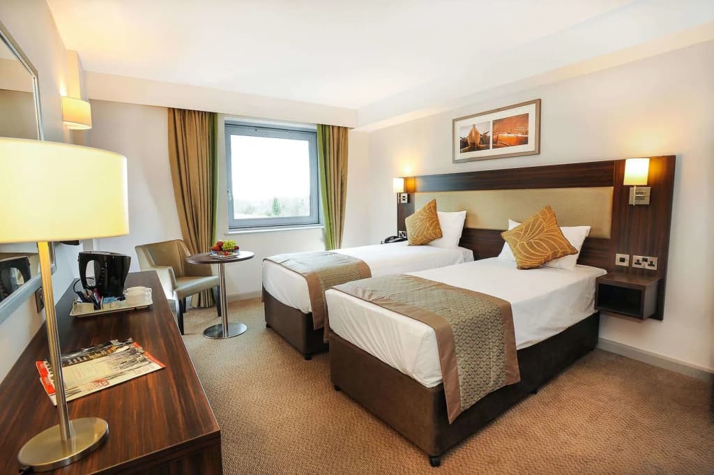 Heston Hyde Hotel - photo 5
