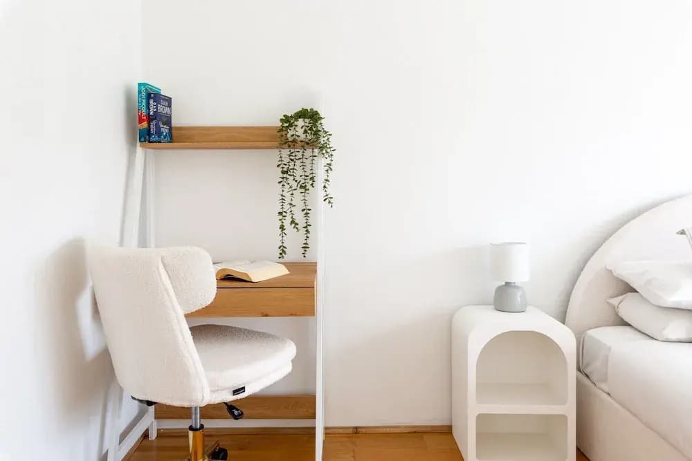 Bright 2-bed Flat With Balcony in Vaucluse - photo 4