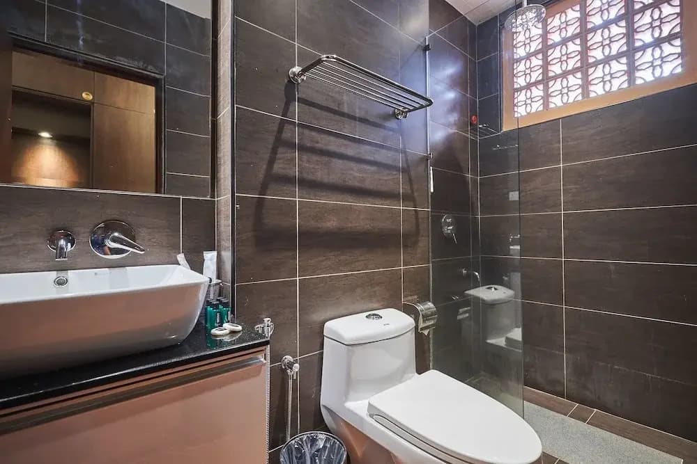 OYO Home 44077 The Platinum Hotel & Suites- King - photo 8