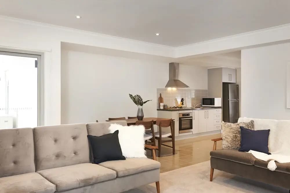 Sleek and Spacious Flat - photo 2