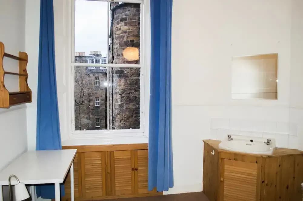 Spacious 3 Bedroom Flat in Marchmont - photo 7