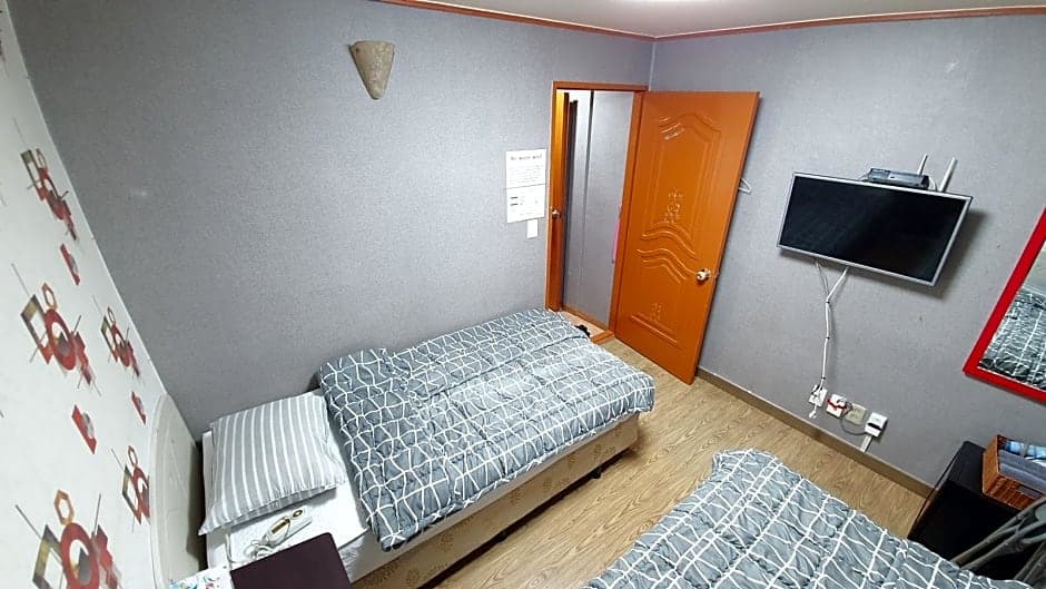 Hipzy Guesthouse - photo 4