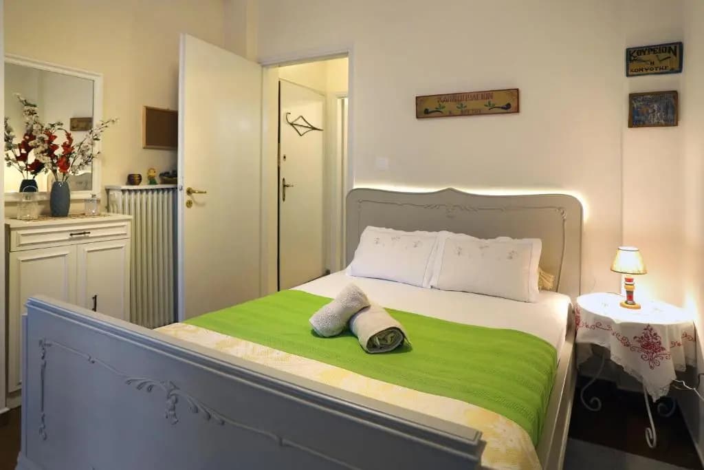 Aristotle's studio apartment - photo 4