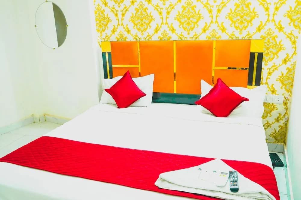 Roomshala 080 Hotel Kings - photo 2