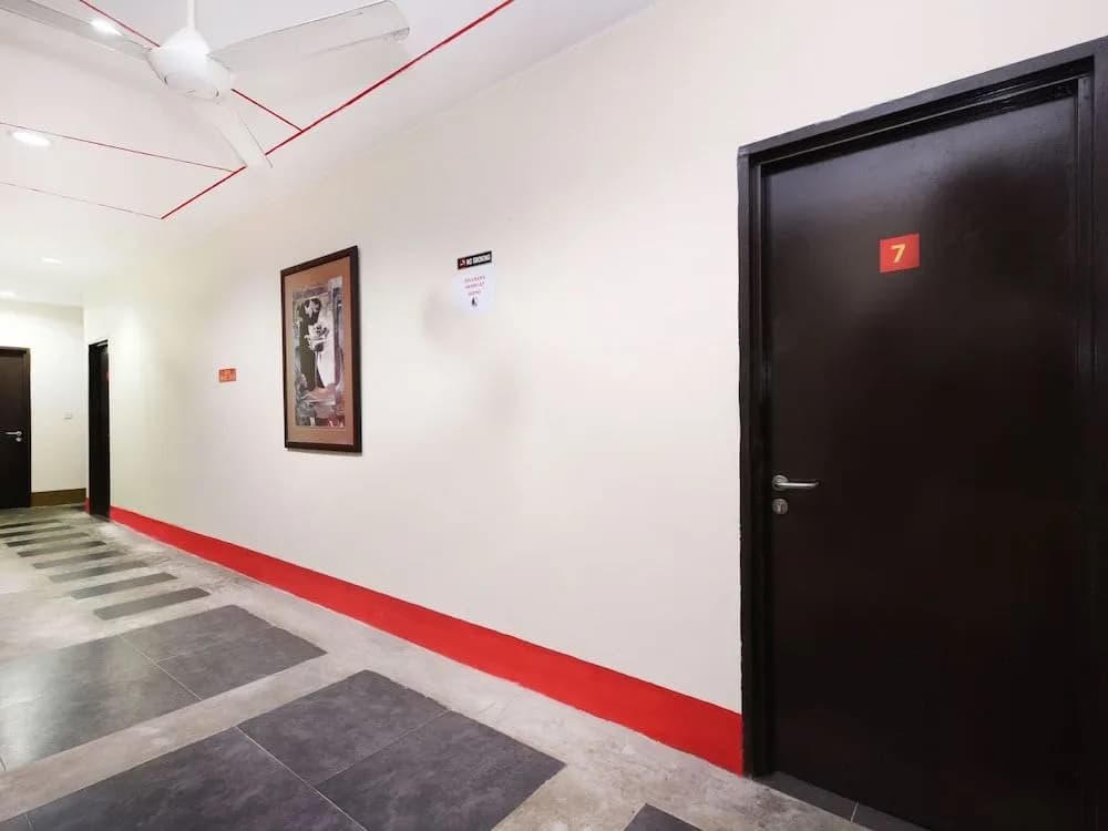 OYO 712 Hotel Corridor - photo 10