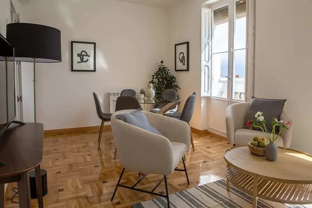 Beautiful 4 Bed 2 Bath Apt in Salamanca - photo 3