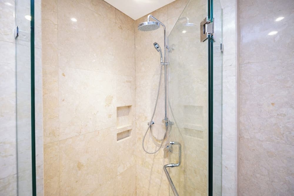 White Tone 2Br With City View At Capitol Suites Apartment - photo 10