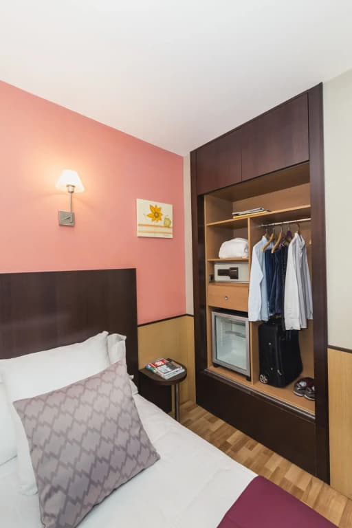 Ronda Lesseps Hotel  - photo 40