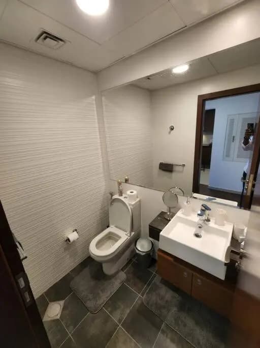 Cozy 1BR in Iconic Tower - photo 6
