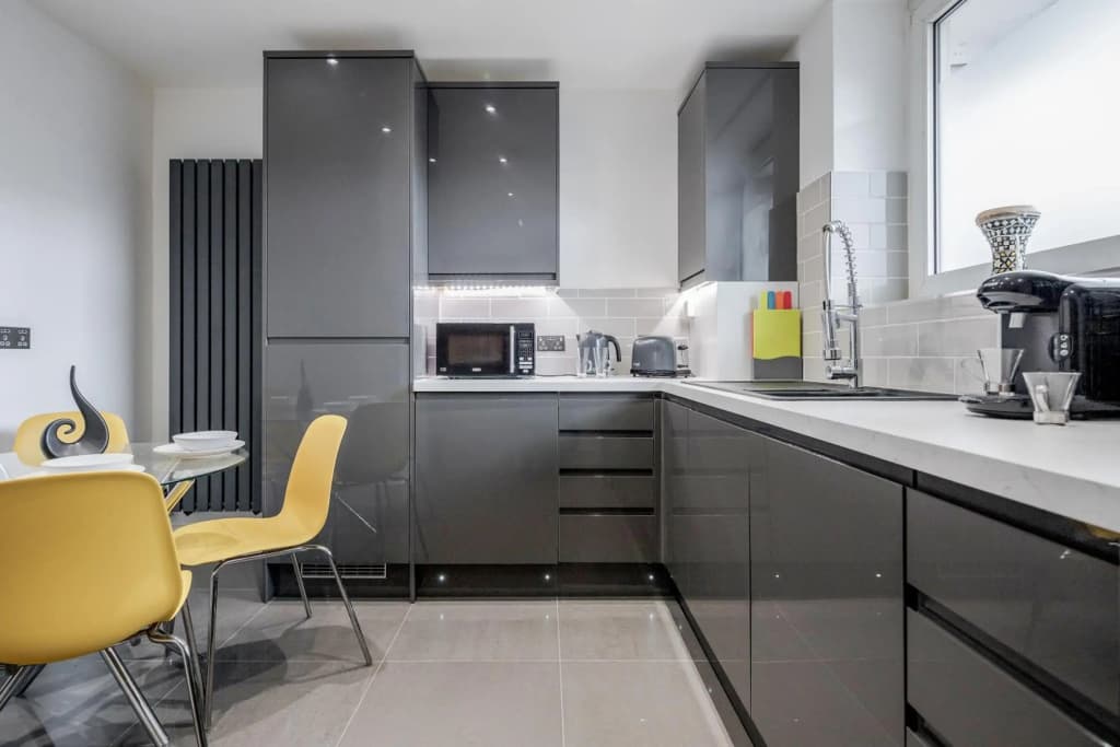 3 Bedroom Apartment in Stratford City - photo 15