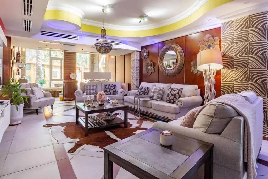 Cheerful 5-Bedroom Villa with Pool - photo 4