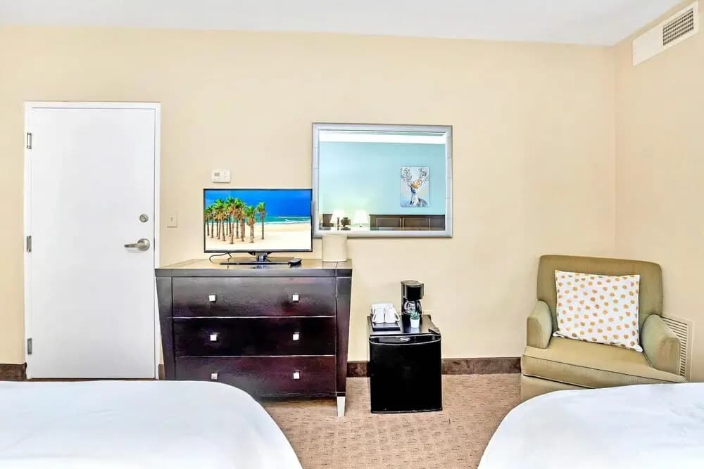 1BR Suite With Two Queens Pool and Hot Tub - photo 5