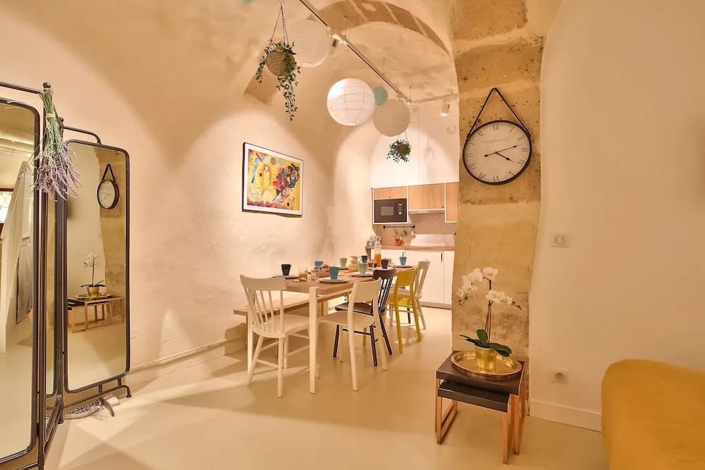 New Stunning 4 Bdrs Apt, With AC – Le Marais - photo 16