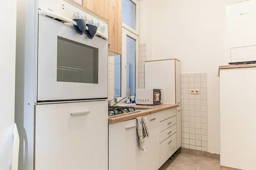 Basic 2BR Apt Near Westbahnhof - photo 9