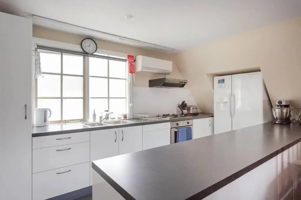 Upstairs Studio Apartment with street access - photo 8