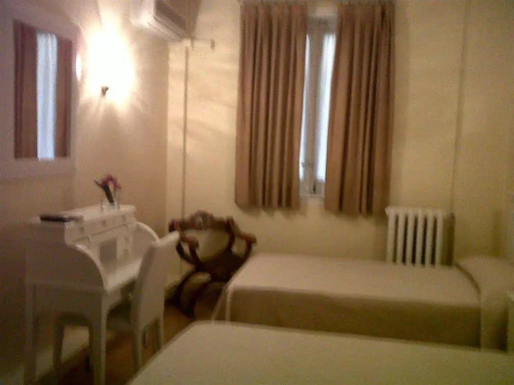 Hostal Montecarlo - photo 4