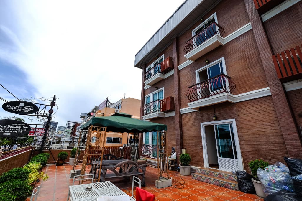 Red Balcony Hotel - photo 14
