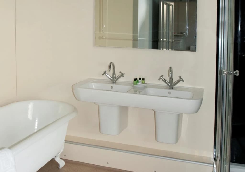 The Guards Hotel - photo 8