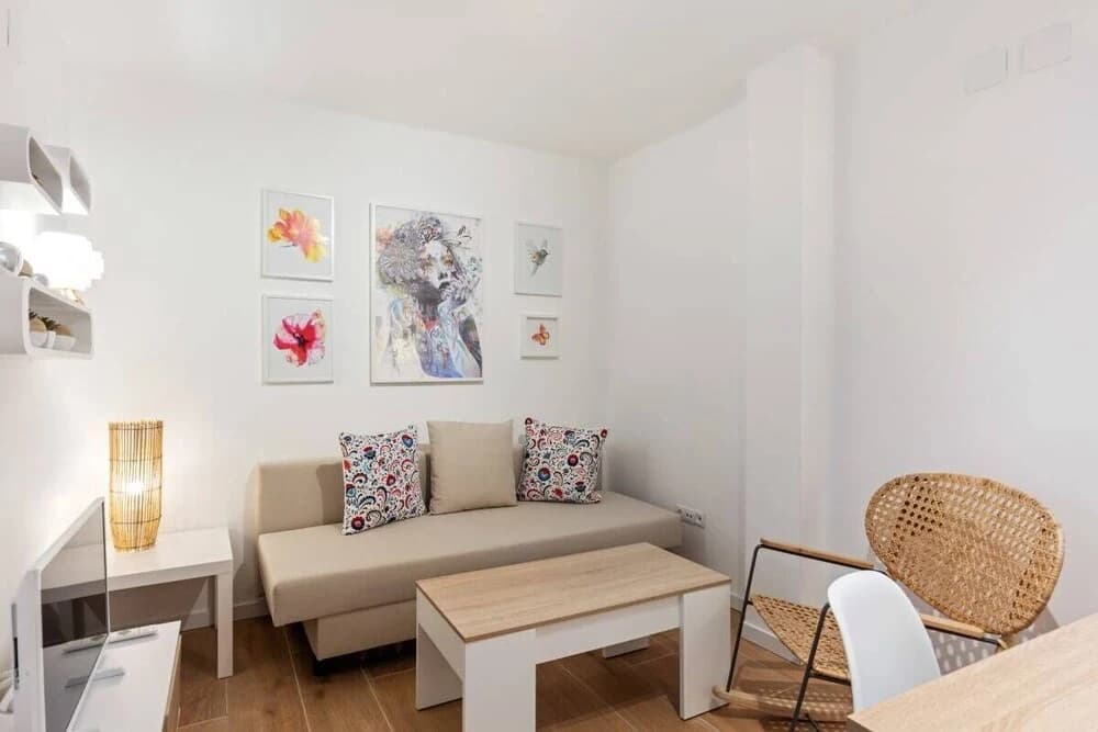 Bright & Modern Two Bed Apartment in Madrid - photo 2