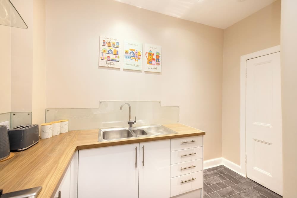 Elegant 2-Bed Flat with Edinburgh Charm - photo 18