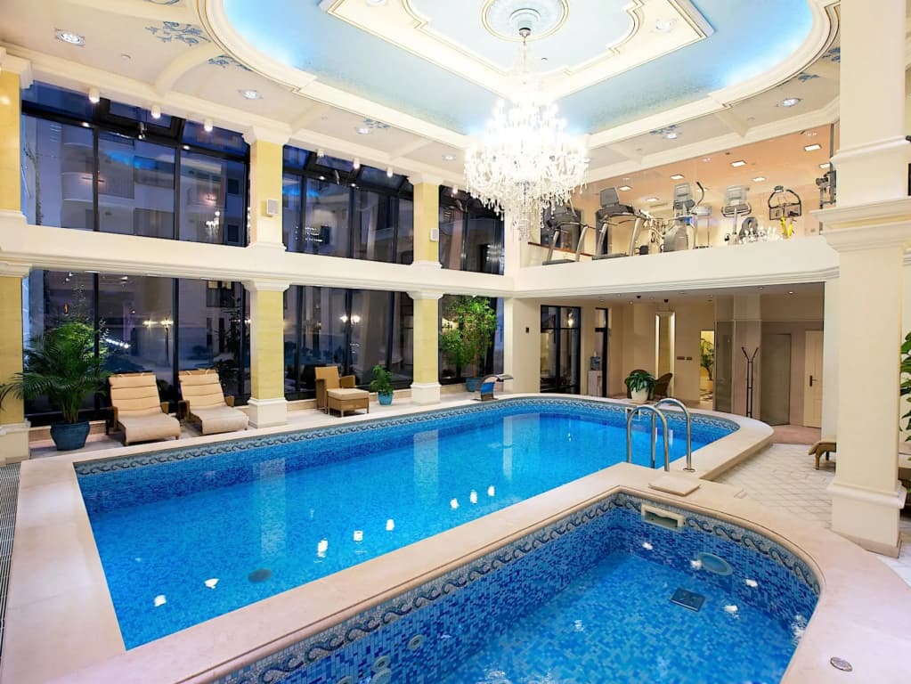 Queen's Court Hotel & Residence - photo 20