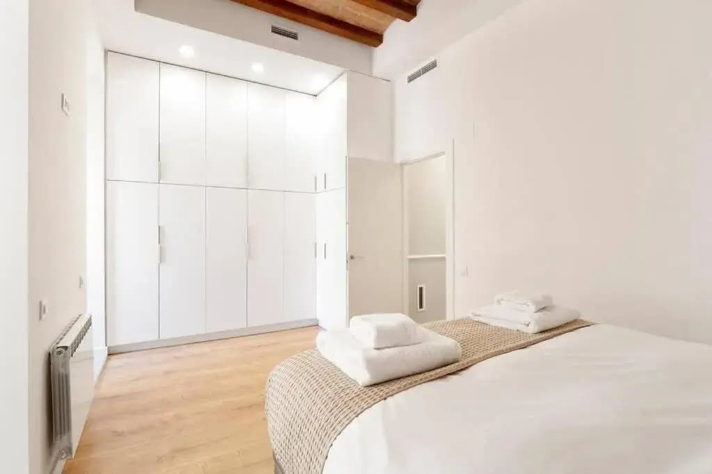Arc de Triomf Luxury Modern 2-Bedroom 2-Bathroom - photo 5