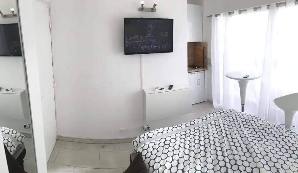 Studio carré d'or situé à 50 m de la plage - photo 4
