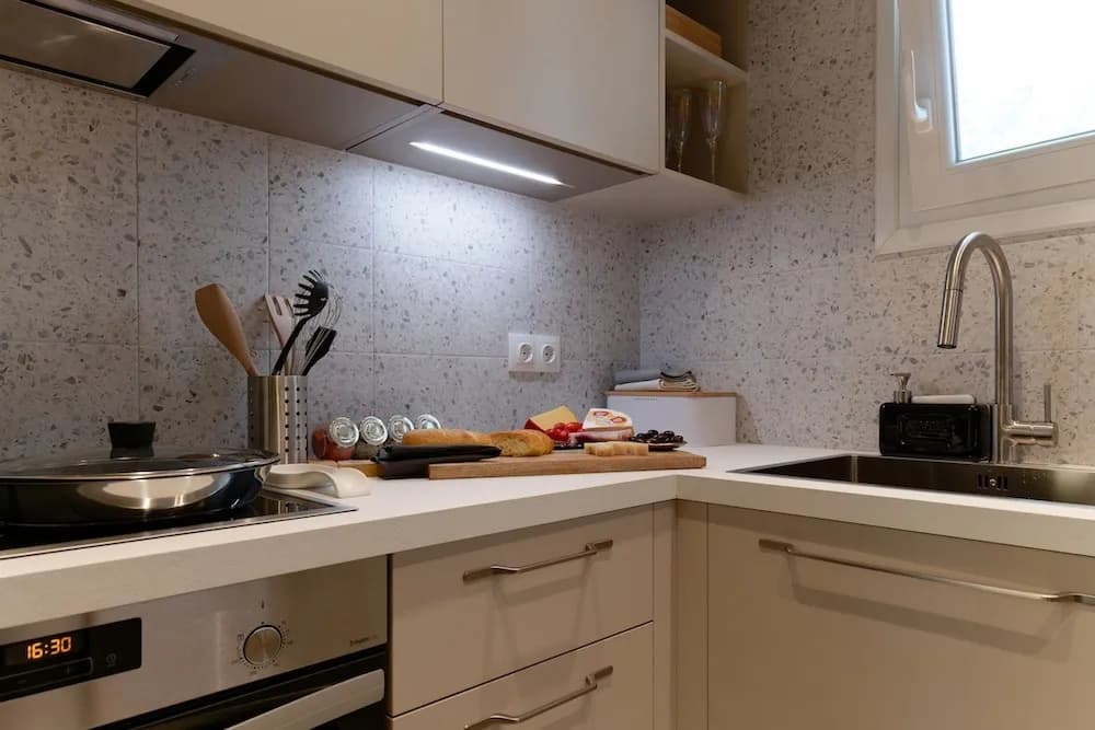 Acropolis Deluxe 1BR Apartment - photo 18