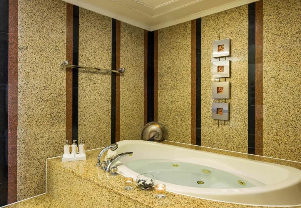 Renaissance Riverside Hotel Saigon - photo 10