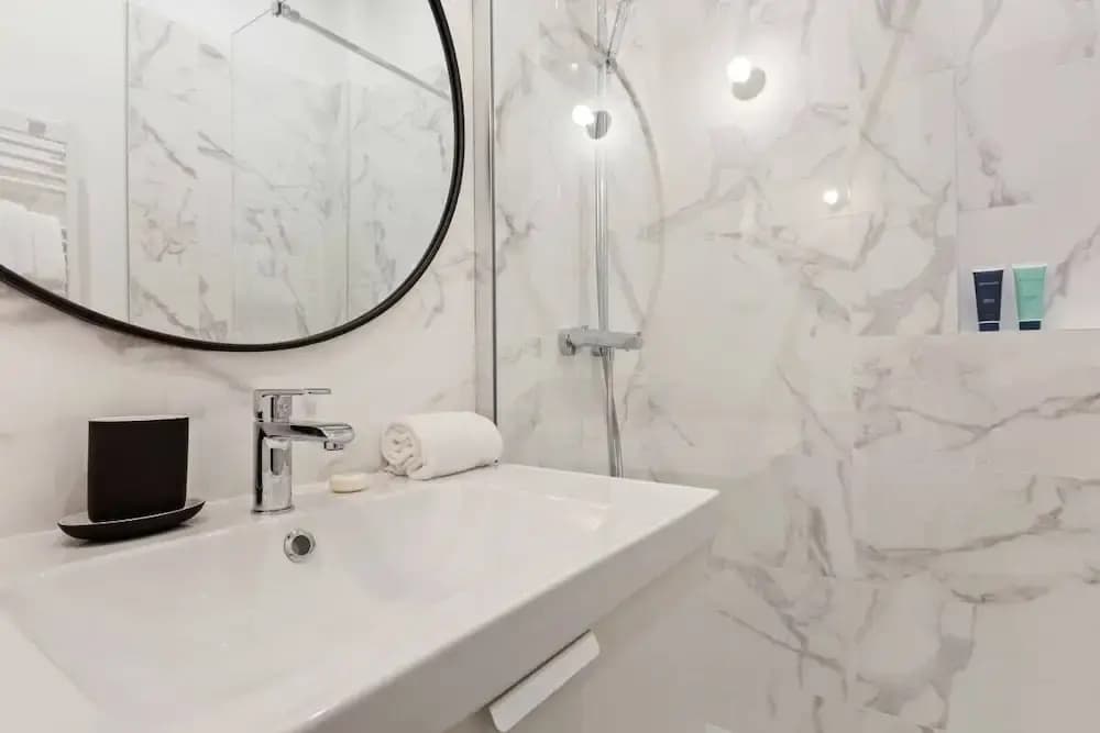 Contemporary & Comfortable 2 Bedroom Apartment in Paris - photo 8