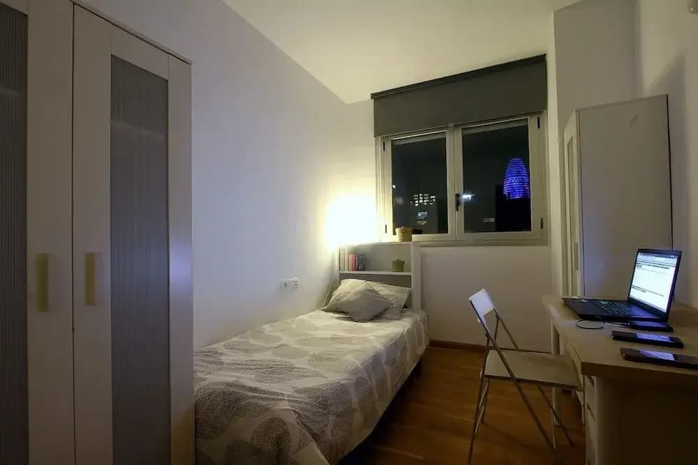 1337 R1 Single Room in a Profesionals Flat Shared - photo 2