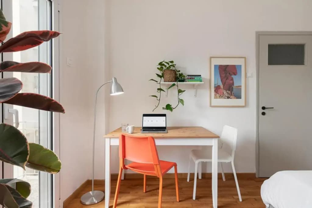 Studio with sunny balcony in Exarcheia - photo 1