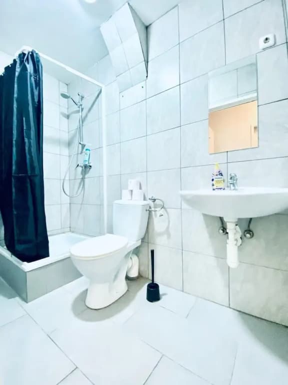 Stylish Shared 3-Bedroom Stay Near City - photo 36