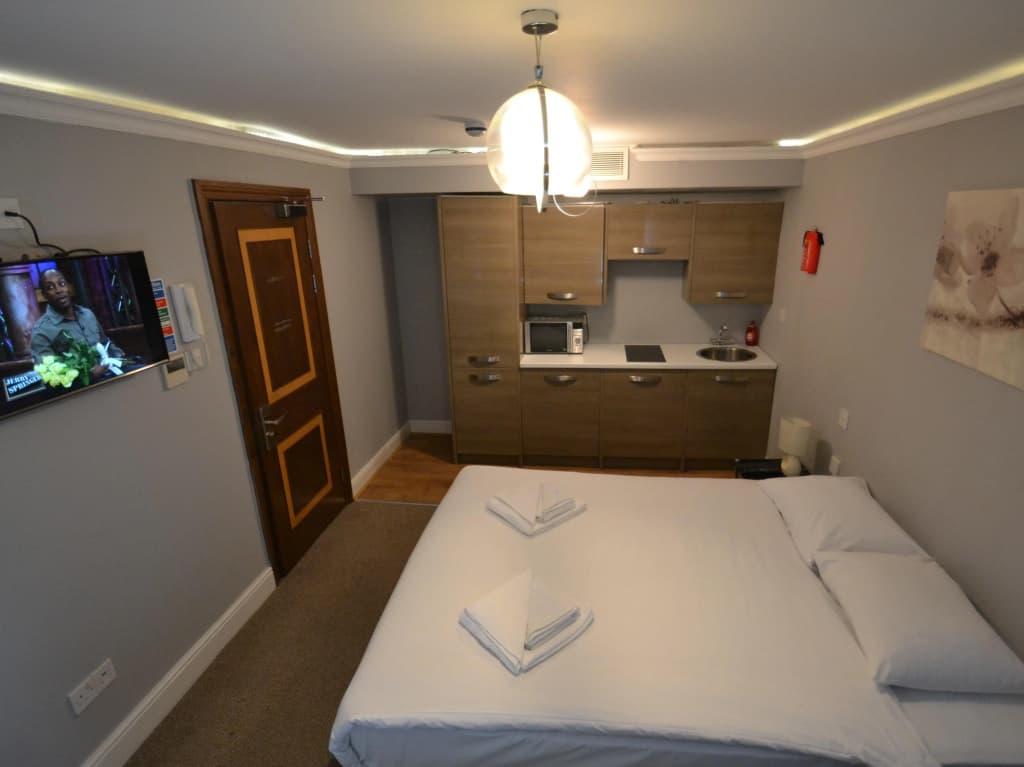 Hyde Park Suites - Apartments - photo 2