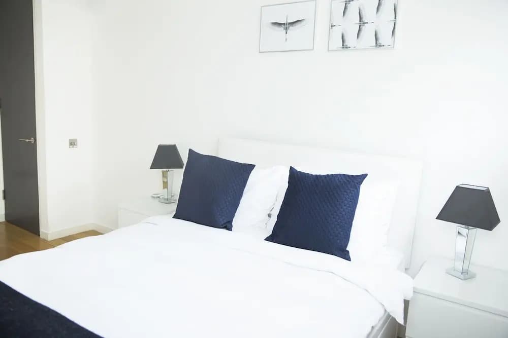 The Holborn Lights - Modern 3BDR Home with Rooftop Terrace & Garage - photo 9