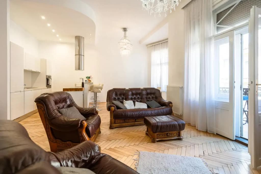 DON'T LOOK any further - Gary's superb apartment - photo 10